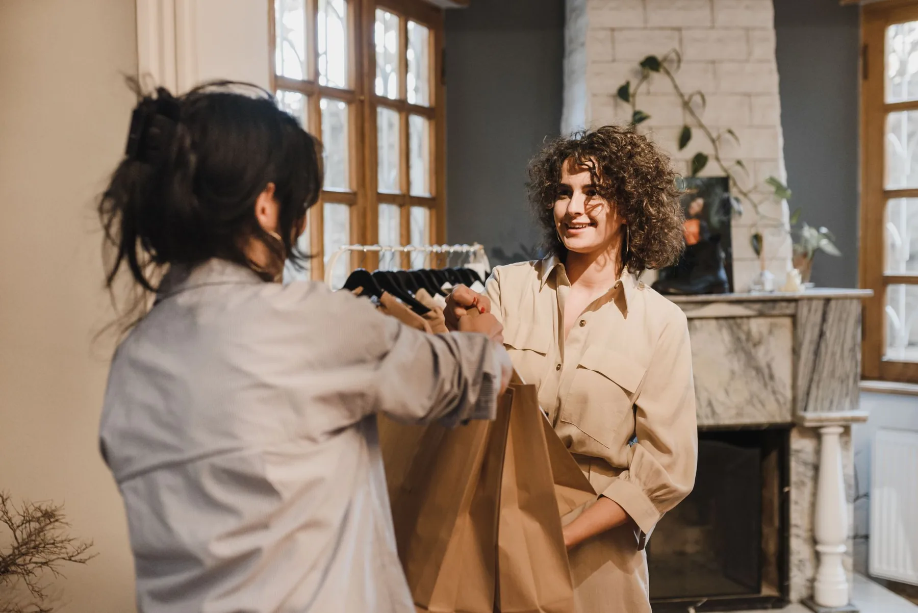 Une commerçante tend un sac à sa cliente