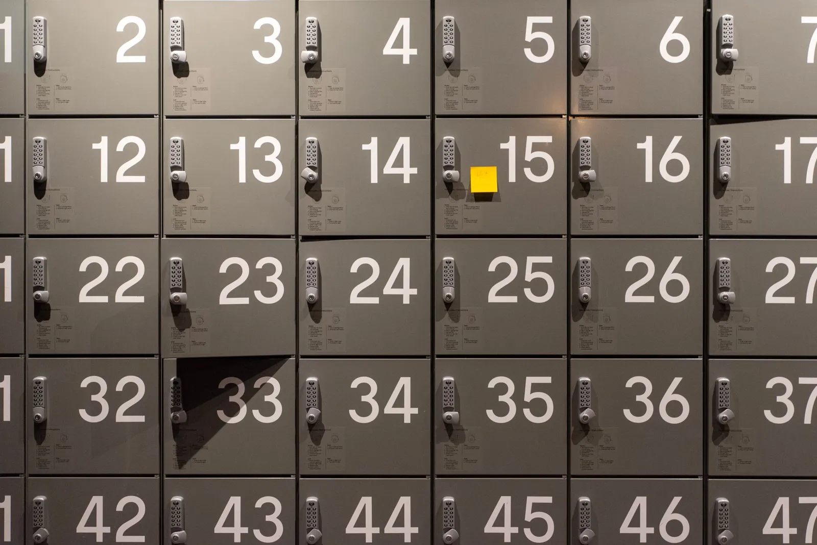 Une rangée de casiers de dépôt numérotés