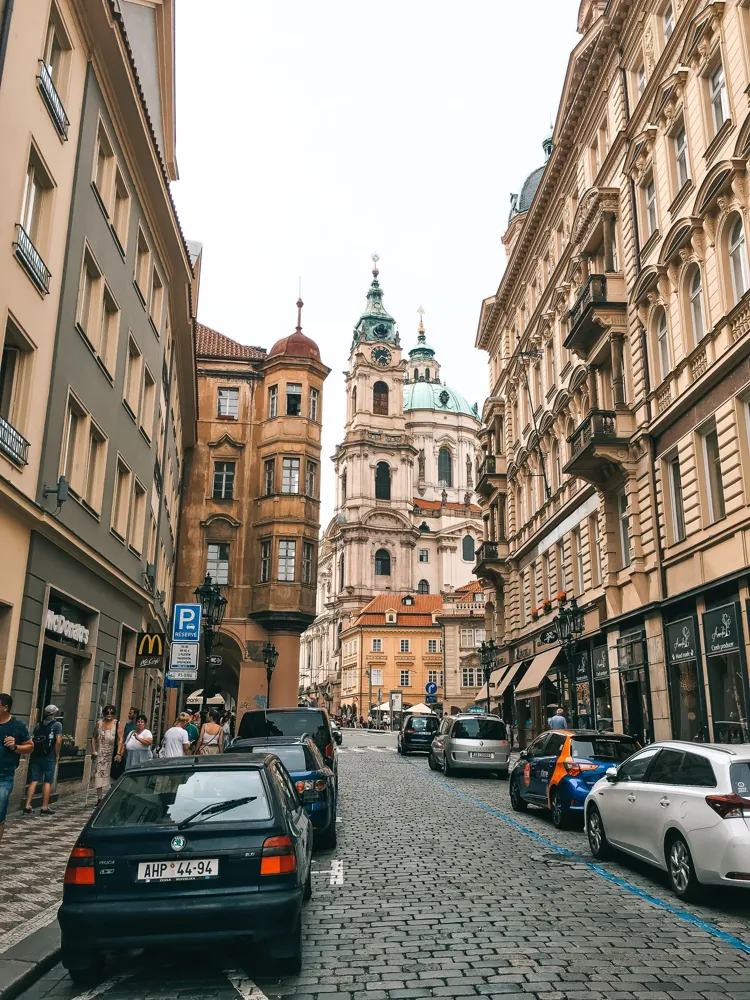 Une rue pavée d’une ville européenne